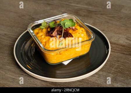 Mac n Cheese con pancetta in cima Foto Stock