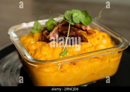 Mac n Cheese con pancetta in cima Foto Stock