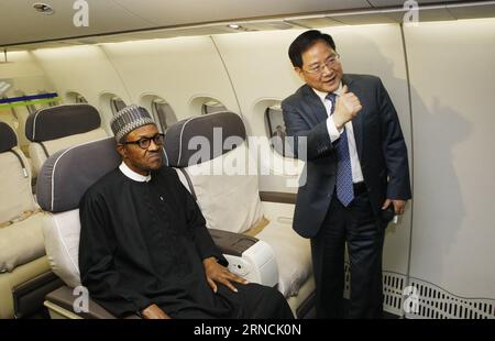 (160414) -- SHANGHAI, 14 aprile 2016 -- il presidente nigeriano Muhammadu Buhari (L) sperimenta la simulazione della cabina di un aereo gigante C919 nella Shanghai orientale della Cina, 14 aprile 2016. Buhari, che è in visita di stato in Cina, ha visitato Shanghai Aircraft Design and Research Institute of Commercial Aircraft Corporation of China, Ltd (COMAC) qui giovedì. )(wjq) CINA-SHANGHAI-NIGERIAN PRESIDENT-COMAC-VISIT (CN) FangxZhe PUBLICATIONxNOTxINxCHN 160414 Shanghai 14 aprile 2016 il presidente nigeriano Muhammadu Buhari l sperimenta la cabina simulante di un gigante C919 nella Cina orientale Shanghai 14 aprile 201 Foto Stock