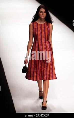 (160415) -- SHANGHAI, 14 aprile 2016 -- Un modello presenta una creazione del marchio Naivee durante la Shanghai Fashion Week a Shanghai, Cina orientale, 14 aprile 2016. ) (Ry) SETTIMANA DELLA MODA CINA-SHANGHAI (CN) ZhuangxYi PUBLICATIONxNOTxINxCHN 160415 Shanghai 14 aprile 2016 un modello presenta una creazione del marchio NAIVEE durante la settimana della moda di Shanghai a Shanghai East China 14 aprile 2016 Ry China Shanghai Fashion Week CN ZhuangxYi PUBLICATIONxNOTxINxCHN Foto Stock