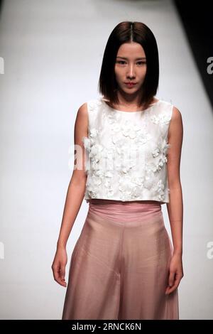 (160415) -- SHANGHAI, 14 aprile 2016 -- Un modello presenta una creazione del marchio Lacava durante la Shanghai Fashion Week a Shanghai, Cina orientale, 14 aprile 2016. ) (Ry) CINA-SHANGHAI-SETTIMANA DELLA MODA (CN) ZhuangxYi PUBLICATIONxNOTxINxCHN 160415 Shanghai 14 aprile 2016 un modello presenta una creazione del marchio LACAVA durante la settimana della moda di Shanghai a Shanghai nella Cina orientale 14 aprile 2016 Ry China Shanghai Fashion Week CN ZhuangxYi PUBLICATIONxNOTxINxCHN Foto Stock