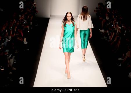 (160415) -- SHANGHAI, 14 aprile 2016 -- i modelli presentano le creazioni del marchio Lacava durante la Shanghai Fashion Week a Shanghai, Cina orientale, 14 aprile 2016. ) (Ry) SETTIMANA DELLA MODA CINA-SHANGHAI (CN) ZhuangxYi PUBLICATIONxNOTxINxCHN 160415 Shanghai 14 aprile 2016 Models Present Creations by the Brand LACAVA durante la Shanghai Fashion Week a Shanghai East China 14 aprile 2016 Ry China Shanghai Fashion Week CN ZhuangxYi PUBLICATIONxNOTxINxCHN Foto Stock
