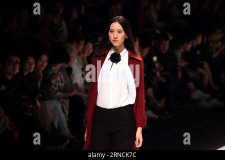 (160415) -- SHANGHAI, 14 aprile 2016 -- Un modello presenta una creazione del marchio Naivee durante la Shanghai Fashion Week a Shanghai, Cina orientale, 14 aprile 2016. ) (Ry) SETTIMANA DELLA MODA CINA-SHANGHAI (CN) ZhuangxYi PUBLICATIONxNOTxINxCHN 160415 Shanghai 14 aprile 2016 un modello presenta una creazione del marchio NAIVEE durante la settimana della moda di Shanghai a Shanghai East China 14 aprile 2016 Ry China Shanghai Fashion Week CN ZhuangxYi PUBLICATIONxNOTxINxCHN Foto Stock