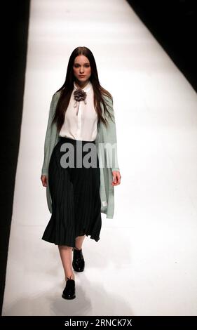 (160415) -- SHANGHAI, 14 aprile 2016 -- Un modello presenta una creazione del marchio Naivee durante la Shanghai Fashion Week a Shanghai, Cina orientale, 14 aprile 2016. ) (Ry) SETTIMANA DELLA MODA CINA-SHANGHAI (CN) ZhuangxYi PUBLICATIONxNOTxINxCHN 160415 Shanghai 14 aprile 2016 un modello presenta una creazione del marchio NAIVEE durante la settimana della moda di Shanghai a Shanghai East China 14 aprile 2016 Ry China Shanghai Fashion Week CN ZhuangxYi PUBLICATIONxNOTxINxCHN Foto Stock