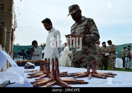 Il personale di sicurezza pakistano mostra proiettili sequestrati nella Quetta del Pakistan sudoccidentale il 15 aprile 2016. Le forze di sicurezza pakistane hanno sequestrato un enorme deposito di armi e munizioni durante un'operazione segreta vicino al confine tra Pak e Afghanistan nella provincia del Balochistan del Pakistan. ARMI SEQUESTRATE DA PAKISTAN-QUETTA Irfan PUBLICATIONxNOTxINxCHN personale di sicurezza pakistano Mostra proiettili sequestrati nella Quetta del Pakistan sudoccidentale IL 15 aprile 2016 le forze di sicurezza pakistane hanno sequestrato un'enorme cache di armi e munizioni durante un'operazione segreta nei pressi del confine afghano di Pak nella provincia del Balochistan Pakistan Quetta S. Foto Stock