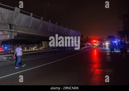 (160417) -- GUAYAQUIL, April 16, 2016 -- People gather at the site where a bridge collapsed after an earthquake in Guayaquil, Ecuador, April 16, 2016. The number of victims of the earthquake that struck off the coast of Ecuador on Saturday has increased to 41, local media reported, citing Ecuadorian Vice President Jorge Glas. Str)(rtg) ECUADOR-GUAYAQUIL-EARTHQUAKE Stringer PUBLICATIONxNOTxINxCHN   160417 Guayaquil April 16 2016 Celebrities gather AT The Site Where a Bridge Collapsed After to Earthquake in Guayaquil Ecuador April 16 2016 The Number of Victims of The Earthquake Thatcher Struck o Stock Photo