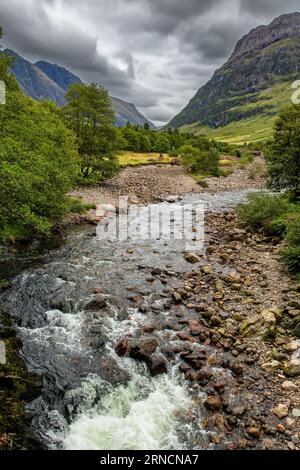 Spettacolare scenario di montagna con un cielo grigio e tempestoso a Glencoe, in Scozia Foto Stock