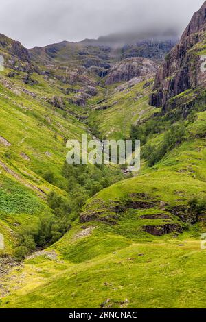 Aspro paesaggio montano sotto un cielo umido, grigio e tempestoso (Glen Coe, Highlands, Scozia) Foto Stock