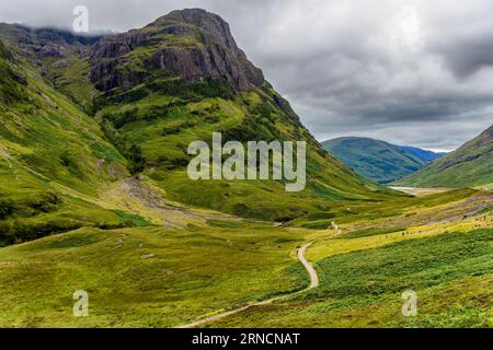 Spettacolare scenario di montagna con un cielo grigio e tempestoso a Glencoe, in Scozia Foto Stock