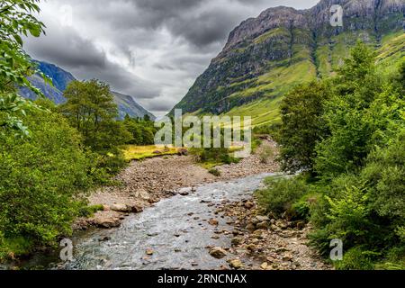 Spettacolare scenario di montagna con un cielo grigio e tempestoso a Glencoe, in Scozia Foto Stock