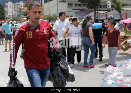 Erdbeben in Ecuador -- QUITO, 17 aprile 2016 -- Un venezuelano che vive in Ecuador trasferisce aiuti umanitari in un centro di raccolta a Quito, Ecuador, il 17 aprile 2016. Il numero delle vittime di un devastante terremoto che ha colpito l'Ecuador è salito a 246 morti e 2.527 feriti, ha detto domenica il vicepresidente Jorge Glas, parlando dalla città di Pedernales. Alexander Gomez/) (vf) (ah) ECUADOR-QUITO-EARTHQUAKE AVN PUBLICATIONxNOTxINxCHN Earthquakes in Ecuador Quito 17 aprile 2016 un venezuelano che vive in Ecuador trasferisce aiuti umanitari in un Centro di raccolta a Quito Ecuador IL 17 aprile 2016 The Numb Foto Stock