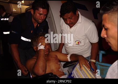 Erdbeben in Ecuador QUITO, April 17, 2016 -- An injured man is carried to a hospital in the city of Quito, due to his injuries caused by the earthquake on Saturday in Manta, Ecuador, on April 17, 2016. The number of victims of a devastating earthquake that jolted Ecuador has risen to 246 deaths and 2,527 injured, Vice President Jorge Glas said on Sunday, speaking from the town of Pedernales. Rafael Rodriguez) (rtg) ECUADOR-QUITO-EARTHQUAKE e RafaelxRodriguez PUBLICATIONxNOTxINxCHN   Earthquakes in Ecuador Quito April 17 2016 to Injured Man IS carried to a Hospital in The City of Quito Due to H Stock Photo