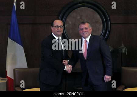 (160419) -- AMMAN, 19 aprile 2016 -- il re giordano Abdullah II (R) stringe la mano al presidente francese Francois Hollande al Palazzo reale di Amman, Giordania, il 19 aprile 2016. )(zhf) GIORDANIA-AMMAN-FRANCIA-PRESIDENTE-VISITA MohammadxAbuxGhosh PUBLICATIONxNOTxINxCHN 160419 Amman 19 aprile 2016 Re giordano Abdullah II r Shakes mani con il presidente francese Francois Hollande al Palazzo reale di Amman Giordania 19 aprile 2016 zhf Giordania Amman Francia Presidente visita MohammadxAbuxGhosh PUBLICATIONxNOTxINXCHN Foto Stock