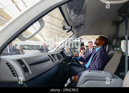 (160419) -- JOHANNESBURG, 19 aprile 2016 -- l'amministratore delegato della Industrial Development Corporation (IDC) del Sudafrica Godfrey Qhena siede su un autobus da 16 posti presso lo stabilimento automobilistico di Beijing Automobile Works Co., Ltd (BAW), noto come BAW?South?Africa a Springs, ad ovest di Johannesburg, il 19 aprile 2016. L'IDC, un'istituzione finanziaria statale sudafricana, si è impegnata martedì a sostenere finanziariamente una joint venture con la BAW. ) SUDAFRICA-SPRINGS-CHINA-AUTOMOBILE-COOPERAZIONE ZhaixJianlan PUBLICATIONxNOTxINxCHN 160419 Johannesburg 19 aprile 2016 sviluppo industriale del Sudafrica Foto Stock