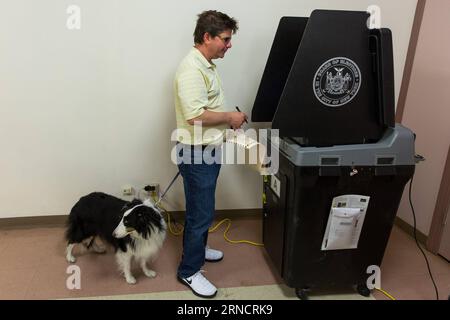 NEW YORK, 19 aprile 2016 -- Un votante pronuncia il suo voto in una sede elettorale a Manhattan, New York, negli Stati Uniti, 19 aprile 2016. I newyorkesi si sono messi in fila per votare martedì nelle primarie presidenziali cruciali in uno stato in cui hanno radici sia le speranze democratiche, Hillary Clinton e Bernie Sanders, sia il front-runner repubblicano Donald Trump. ) USA-NEW YORK-PRESIDENZIALE-VOTO PRIMARIO LixMuzi PUBLICATIONxNOTxINxCHN New York 19 aprile 2016 un Voter pronuncia il suo voto IN una stazione di polling a Manhattan New York Stati Uniti 19 aprile 2016 New Yorkers si è schierato per VOTARE martedì in Crucial Presiential P Foto Stock