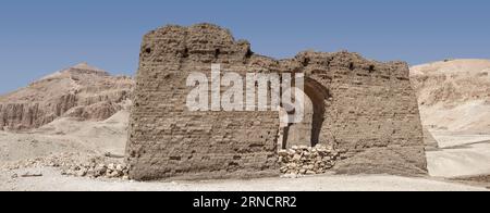 Vista delle pareti di mattoni di fango della necropoli conosciuta come le Tombe Asasif vicino al Tempio di Hatshepsuts a Deir el-Bahri, Luxor, Egitto Foto Stock