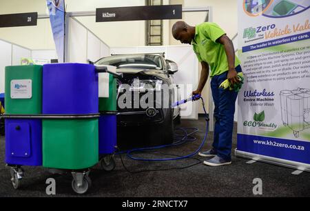 (160421) - JOHANNESBURG, 21 aprile 2016 - un espositore utilizza un veicolo ecologico per lavare un'auto che costa circa 1 Rand (circa 0,07 dollari USA) per auto, durante il giorno di apertura della Hack4Water Exhibition, Johannesburg, Sudafrica, il 21 aprile 2016. Il Department of Water and Sanitation of South Africa, in collaborazione con Open Government Partnership, ha ospitato giovedì un evento Hack4Water Showcase. Ricercatori e imprenditori hanno presentato innovazioni e idee che potrebbero aiutare ad affrontare le sfide idriche e igienico-sanitarie del Sudafrica a basso costo. ) SUD AFRICA-JO Foto Stock