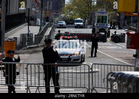 Ratifizierung des Pariser Klimaschutzabkommens: Sicherheitsvorkehrungen in New York (160421) -- NEW YORK, April 21, 2016 -- NYPD police officers and Secret Service agents stand guard outside the United Nations headquarters in New York, April 21, 2016. More than 165 UN member states are expected to attend a high-level signing ceremony for Paris climate agreement, including an estimated 60 heads of states and heads of governments, a UN spokesman told reporters here Thursday. ) UN-NEW YORK-PARIS AGREEMENT-SECURITY LixMuzi PUBLICATIONxNOTxINxCHN   Ratification the Paris  Security arrangements in N Foto Stock