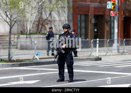 Ratifizierung des Pariser Klimaschutzabkommens: Sicherheitsvorkehrungen in New York (160421) - NEW YORK, 21 aprile 2016 - Un ufficiale di polizia armato di NYPD è di guardia fuori dal quartier generale delle Nazioni Unite a New York, 21 aprile 2016. Più di 165 stati membri delle Nazioni Unite dovrebbero partecipare a una cerimonia di firma ad alto livello per l'accordo sul clima di Parigi, tra cui circa 60 capi di stato e capi di governo, un portavoce delle Nazioni Unite ha detto ai giornalisti qui giovedì. ) ACCORDO un-NEW YORK-PARIGI-SICUREZZA LixMuzi PUBLICATIONxNOTxINxCHN ratifica degli accordi di sicurezza di Parigi a New York 160421 New Foto Stock