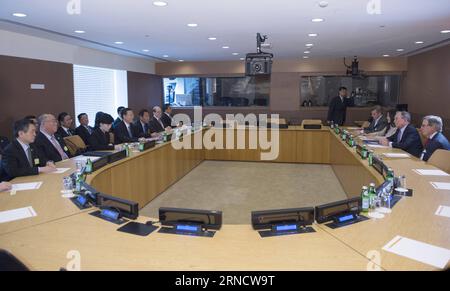 (160421) -- NEW YORK, 21 aprile 2016 -- il vice Premier cinese Zhang Gaoli incontra il segretario generale delle Nazioni Unite Ban Ki-Moon inviato speciale per le città e il cambiamento climatico Michael Bloomberg a New York, Stati Uniti, 21 aprile 2016. Zhang parteciperà alla cerimonia di firma dell'accordo sul clima di Parigi il 22 aprile come inviato speciale del presidente cinese Xi Jinping. ) (Whj) U.S.-CHINA-un-MEETING wangxye PUBLICATIONxNOTxINxCHN 160421 New York 21 aprile 2016 il vice Premier cinese Zhang Gaoli incontra l'inviato speciale del Segretario generale delle Nazioni Unite Ban KI Moon per LE CITTÀ e i cambiamenti CLIMATICI Michael Bloomberg a New York T. Foto Stock