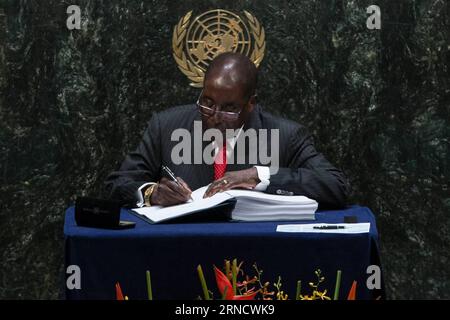 Il presidente dello Zimbabwe Robert Mugabe firma l'accordo di Parigi sul clima presso la sede delle Nazioni Unite a New York, il 22 aprile 2016. I leader di almeno 175 paesi hanno firmato qui il punto di riferimento dell'accordo di Parigi sul cambiamento climatico, che segna il primo passo verso l'entrata in vigore del patto. ) CERIMONIA DI FIRMA DELL'ACCORDO ONU-PARIGI LixMuzi PUBLICATIONxNOTxINxCHN il presidente dello Zimbabwe Robert Mugabe firma l'accordo di Parigi SUL CLIMA PRESSO la sede delle Nazioni Unite a New York 22 aprile 2016 leader di almeno 175 paesi hanno firmato l'accordo di Parigi SUL cambiamento CLIMATICO qui markin Foto Stock