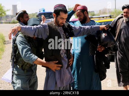 (160423) -- HERAT, 23 aprile 2016 -- un poliziotto afghano perquisisce un passeggero in un posto di controllo della polizia nella provincia di Herat, Afghanistan occidentale, 23 aprile 2016. Le forze di sicurezza afghane hanno intensificato le operazioni di sicurezza contro i militanti in tutta la provincia di Herat, nell'Afghanistan occidentale, dopo che i militanti talibani hanno iniziato la loro offensiva primaverile annuale in tutto il paese all'inizio di questo mese. )(dh) AFGHANISTAN-HERAT-POLICE CHECKPOINT NasimxSeyamak PUBLICATIONxNOTxINxCHN 160423 Herat 23 aprile 2016 a un poliziotto afgano perquisisce un passeggero IN un Checkpoint di polizia nella provincia di Herat Afghanistan OCCIDENTALE 23 aprile Foto Stock