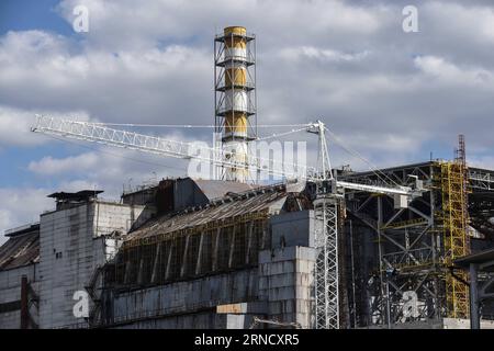 CHERNOBYL, 19 aprile 2016 -- foto scattata il 19 aprile 2016 mostra il reattore n. 4 della centrale nucleare di Chernobyl, Ucraina. Chernobyl, un luogo pieno di orribili ricordi nel nord dell'Ucraina, vicino alla Bielorussia, è ora aperta ai turisti, quasi 30 anni dopo l'esplosione di una centrale nucleare. E' stato il peggiore incidente nucleare della storia umana. Un ampio tratto di terra intorno alla pianta è stato designato zona proibita e alla gente comune è stato completamente vietato di entrare dopo il disastro avvenuto il 26 aprile 1986. L'incidente ha rilasciato più di 8 tonnellate di radioattività Foto Stock