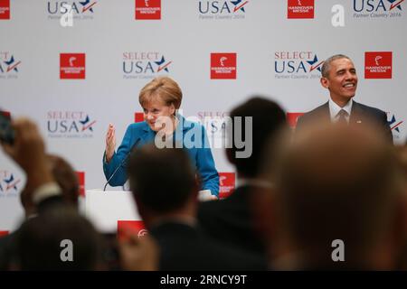 (160425) -- HANNOVER, 25 aprile 2016 -- la cancelliera tedesca Angela Merkel (L) e il presidente degli Stati Uniti Barack Obama (R) tengono una conferenza stampa mentre visitano la fiera industriale di Hannover del 2016 ad Hannover, in Germania, il 25 aprile 2016. Più di 5.200 espositori provenienti da oltre 70 paesi e regioni hanno partecipato alla fiera. ) GERMANIA-HANNOVER-FIERA INDUSTRIALE LuoxHuanhuan PUBLICATIONxNOTxINxCHN 160425 Hannover aprile 25 2016 la cancelliera tedesca Angela Merkel l e il presidente degli Stati Uniti Barack Obama r danno una conferenza stampa mentre fanno un tour della Fiera industriale di Hannover 2016 ad Hannover Germania IL 25 2016 aprile più t Foto Stock