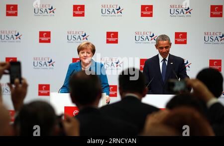 (160425) -- HANNOVER, 25 aprile 2016 -- la cancelliera tedesca Angela Merkel (L) e il presidente degli Stati Uniti Barack Obama (R) tengono una conferenza stampa mentre visitano la fiera industriale di Hannover del 2016 ad Hannover, in Germania, il 25 aprile 2016. Più di 5.200 espositori provenienti da oltre 70 paesi e regioni hanno partecipato alla fiera. ) GERMANIA-HANNOVER-FIERA INDUSTRIALE LuoxHuanhuan PUBLICATIONxNOTxINxCHN 160425 Hannover aprile 25 2016 la cancelliera tedesca Angela Merkel l e il presidente degli Stati Uniti Barack Obama r danno una conferenza stampa mentre fanno un tour della Fiera industriale di Hannover 2016 ad Hannover Germania IL 25 2016 aprile più t Foto Stock