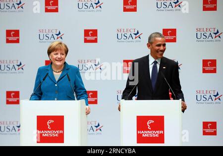 (160425) -- HANNOVER, 25 aprile 2016 -- la cancelliera tedesca Angela Merkel (L) e il presidente degli Stati Uniti Barack Obama (R) tengono una conferenza stampa mentre visitano la fiera industriale di Hannover del 2016 ad Hannover, in Germania, il 25 aprile 2016. Più di 5.200 espositori provenienti da oltre 70 paesi e regioni hanno partecipato alla fiera. ) GERMANIA-HANNOVER-FIERA INDUSTRIALE LuoxHuanhuan PUBLICATIONxNOTxINxCHN 160425 Hannover aprile 25 2016 la cancelliera tedesca Angela Merkel l e il presidente degli Stati Uniti Barack Obama r danno una conferenza stampa mentre fanno un tour della Fiera industriale di Hannover 2016 ad Hannover Germania IL 25 2016 aprile più t Foto Stock