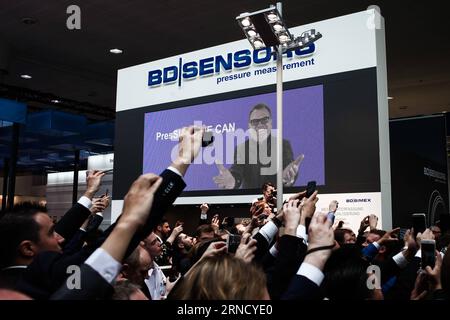 (160425) -- HANOVER, April 25, 2016 -- People take pictures with their cell phones as German Chancellor Angela Merkel and U.S. President Barack Obama (not in the picture) arrive for a opening walkabout of 2016 Hanover industrial trade fair in Hanover, Germany, on April 25, 2016. More than 5,200 exhibitors from over 70 countries and regions attended the fair. ) GERMANY-HANOVER-INDUSTRIAL TRADE FAIR ZhangxFan PUBLICATIONxNOTxINxCHN   160425 Hanover April 25 2016 Celebrities Take Pictures With their Cell Phones As German Chancellor Angela Merkel and U S President Barack Obama Not in The Picture A Stock Photo