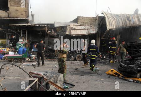 Themen der Woche Bilder des Tages Bombenanschlag a Bagdad forze di sicurezza e pompieri sono visti nel sito dove un'autobomba è esplosa in un mercato a Baghdad, Iraq, il 25 aprile 2016. L'attacco con autobomba ha lasciato almeno sette civili uccisi e altri 30 feriti. Khalil ) IRAQ-BAGHDAD-AUTOBOMBA ATTACE Dawood PUBLICATIONxNOTxINxCHN argomenti la settimana immagini il giorno dei bombardamenti a Baghdad forze di sicurezza e vigili del fuoco sono laghi NEL sito dove una autobomba in un Marketplace a Baghdad Iraq IL 25 2016 aprile l'attacco con autobomba ha lasciato almeno sette civili UCCISI e circa 30 altri ferirono Khalil Foto Stock