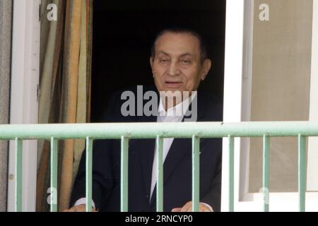 (160425) -- IL CAIRO, 25 aprile 2016 -- l'ex presidente egiziano Hosni Mubarak onda i suoi sostenitori mentre si riuniscono di fronte all'ospedale militare Maadi, dove Mubarak è stato arrestato a il Cairo, in Egitto, il 25 aprile 2016. ) EGITTO-CAIRO-MUBARAK-RADUNO AhmedxGomaa PUBLICATIONxNOTxINxCHN 160425 il Cairo aprile 25 2016 l'ex presidente egiziano Hosni Mubarak si rivolge ai suoi sostenitori mentre si riuniscono di fronte all'ospedale militare Maadi dove Mubarak È stato arrestato al Cairo Egitto IL 25 2016 aprile Egitto Cairo Mubarak Gathering AhmedxGomaa PUBLICATIONxTxINxCHN Foto Stock