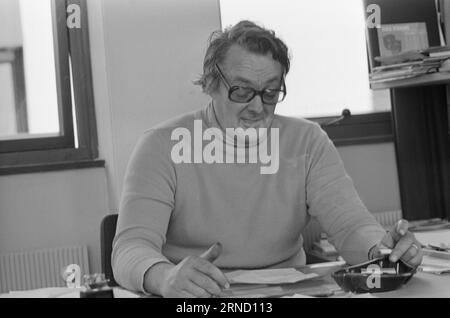 Attuale 41-2-1973 : c'è un tono in usEveryone sa che c'è un tono in Erik Bye. Egli afferma ancora una volta che ci sono più toni in norvegesi di quanto noi stessi siamo a conoscenza. Ora prendi quel vichingo... Foto: Ivar Aaserud / Aktuell / NTB ***FOTO NON ELABORATA*** questo testo è stato tradotto automaticamente! Foto Stock