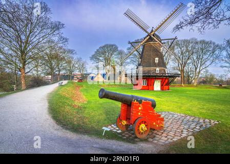 Copenhagen, Danimarca. Kastelsmollen, un mulino a vento olandese nella cittadella di Kastellet, una delle fortezze meglio conservate del Nord Europa. Foto Stock