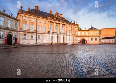 Copenhagen, Denmark. Morning sunrise light in Amalienborg Square, beautiful Northern city of Europe. Foto Stock