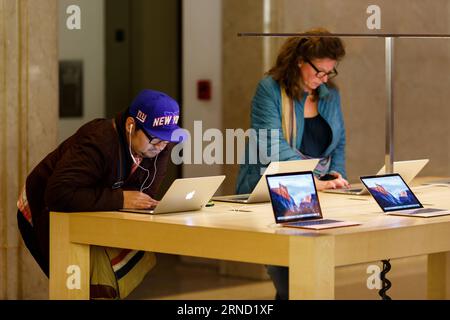 (160428) -- NEW YORK, 28 aprile 2016 -- i clienti controllano i laptop Apple MacBook Air presso l'Apple Store nel Grand Central Terminal di New York, Stati Uniti, 28 aprile 2016. Apple Inc. Martedì ha pubblicato i risultati fiscali per il secondo trimestre del 2016, che hanno mostrato il primo crollo anno su anno dei ricavi e dei profitti trimestrali dal 2003 e il primo calo delle vendite di iPhone. ) U.S.-NEW YORK-APPLE-SALES-DECLINE LixMuzi PUBLICATIONxNOTxINxCHN 160428 New York aprile 28 2016 i clienti controllano Apple MacBook Air Laptops PRESSO l'Apple Store nel Grand Central Terminal di New York Stati Uniti Foto Stock