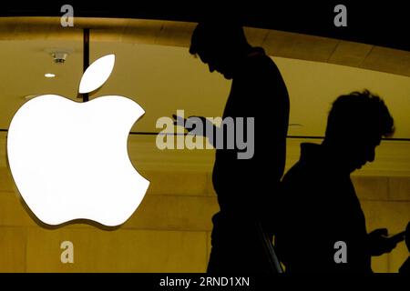 (160428) -- NEW YORK, April 28, 2016 -- People check their cellphones outside the Apple store at the Grand Central Terminal in New York, United States, April 28, 2016. Apple Inc. on Tuesday released fiscal results for the second quarter of 2016, which showed the first year-over-year slump of both quarterly revenue and profit since 2003 and the first ever drop in iPhone sales. ) U.S.-NEW YORK-APPLE-SALES-DECLINE LixMuzi PUBLICATIONxNOTxINxCHN   160428 New York April 28 2016 Celebrities Check their cellphones outside The Apple Store AT The Grand Central Terminal in New York United States April 2 Stock Photo