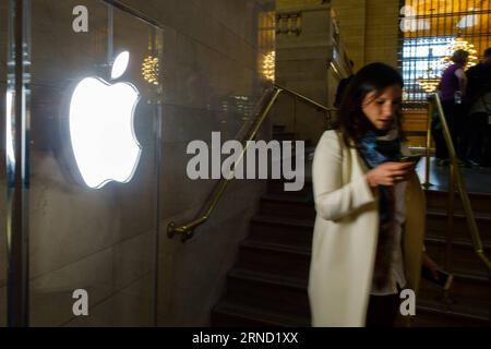(160428) -- NEW YORK, 28 aprile 2016 -- Un cliente lascia l'Apple Store al Grand Central Terminal di New York, Stati Uniti, 28 aprile 2016. Apple Inc. Martedì ha pubblicato i risultati fiscali per il secondo trimestre del 2016, che hanno mostrato il primo crollo anno su anno dei ricavi e dei profitti trimestrali dal 2003 e il primo calo delle vendite di iPhone. ) USA-NEW YORK-APPLE-SALES-DECLINE LixMuzi PUBLICATIONxNOTxINxCHN 160428 New York aprile 28 2016 un cliente lascia l'Apple Store PRESSO il Grand Central Terminal di New York Stati Uniti aprile 28 2016 Apple Inc martedì ha rilasciato R fiscale Foto Stock