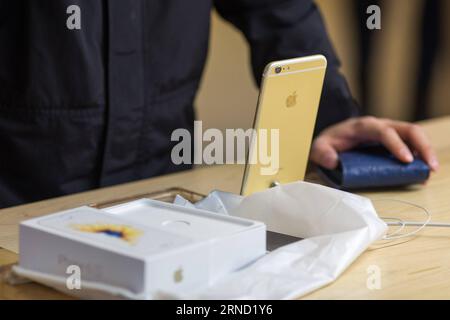 (160428) -- NEW YORK, 28 aprile 2016 -- Un cliente effettua l'acquisto di un iPhone 6S presso l'Apple Store nel Grand Central Terminal di New York, Stati Uniti, 28 aprile 2016. Apple Inc. Martedì ha pubblicato i risultati fiscali per il secondo trimestre del 2016, che hanno mostrato il primo crollo anno su anno dei ricavi e dei profitti trimestrali dal 2003 e il primo calo delle vendite di iPhone. ) USA-NEW YORK-APPLE-SALES-DECLINE LixMuzi PUBLICATIONxNOTxINxCHN 160428 New York aprile 28 2016 un cliente effettua l'acquisto di su iPhone 6s PRESSO l'Apple Store nel Grand Central Terminal di New York Stati Uniti Foto Stock