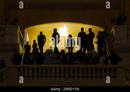 (160428) -- NEW YORK, 28 aprile 2016 -- i turisti scattano foto davanti all'Apple Store al Grand Central Terminal di New York, Stati Uniti, 28 aprile 2016. Apple Inc. Martedì ha pubblicato i risultati fiscali per il secondo trimestre del 2016, che hanno mostrato il primo crollo anno su anno dei ricavi e dei profitti trimestrali dal 2003 e il primo calo delle vendite di iPhone. ) U.S.-NEW YORK-APPLE-SALES-DECLINE LixMuzi PUBLICATIONxNOTxINxCHN 160428 New York aprile 28 2016 i turisti scattano foto davanti all'Apple Store al Grand Central Terminal di New York Stati Uniti aprile 28 2016 Appl Foto Stock