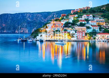Assos, Grecia. Splendida Cefalonia, pittoresco villaggio annidato sulle idilliache isole ioniche, case colorate illuminate al crepuscolo. Foto Stock