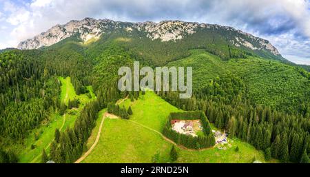 Piatra Craiului, Romania. Vista aerea con droni del Parco Nazionale di Piatra Cratiului nella catena montuosa dei Carpazi, meta estiva di trekking. Foto Stock