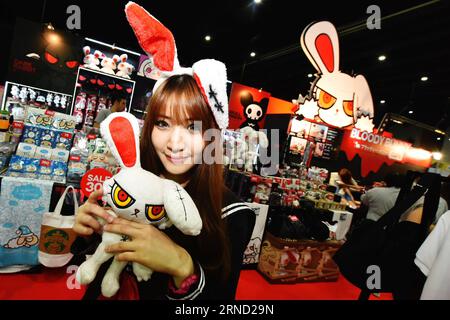 (160429) -- BANGKOK, 29 aprile 2016 -- Un modello promuove Bloody Bunny e prodotti correlati del personaggio dei cartoni animati durante il Bangkok Comic con 2016 a Bangkok, Thailandia, 29 aprile 2016. I fan del fumetto e dell'animazione in Thailandia si sono riuniti venerdì al Bangkok International Trade & Exhibition Center per l'apertura del Bangkok Comic con 2016. Durante la durata di tre giorni, i visitatori saranno raggiunti da oltre cinquanta espositori internazionali del settore, tra cui Marvel, HBO e Bandai, con i loro ultimi prodotti e vari eventi interattivi. Bangkok Comic con è iniziato nel 2014 ed è cresciuto fino a diventare Foto Stock