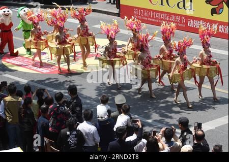 (160430) -- HANGZHOU, 30 aprile 2016 -- gli artisti agiscono durante la parata dei cartoni animati su una strada del blocco creativo di Zhongbei a Hangzhou, capitale della provincia di Zhejiang della Cina orientale, 30 aprile 2016. La parata galleggiante del dodicesimo China International Cartoon and Animation Festival si è tenuta a Hangzhou sabato. Più di 800 artisti hanno partecipato all'evento per mostrare al pubblico il sapore dell'arte dei cartoni animati e dell'animazione). (zhs) CHINA-HANGZHOU-CARTOON-PARADE (CN) HuangxZongzhi PUBLICATIONxNOTxINxCHN 160430 Hangzhou aprile 30 2016 gli artisti SI ESIBISCONO durante la Cartoon Float Parade IN una strada di Zhongb Foto Stock