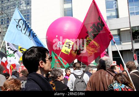 La gente partecipa alla sfilata del Labor Day a Parigi, in Francia, il 1° maggio 2016. I manifestanti hanno fatto una nuova spinta per costringere il governo francese a rilasciare un progetto di legge per riformare il codice del lavoro del paese. FRANCE-PARIS-LABOR DAY-RALLY ZhengxBin PUBLICATIONxNOTxINxCHN Celebrities prendono parte alla Laboratory Day Parade a Parigi Francia IL 1° maggio 2016 i manifestanti hanno lanciato una nuova spinta per costringere il governo francese a rilasciare una bozza di legge per riformare il codice del laboratorio del Paese Francia Paris Laboratory Day Rally ZhengxBin PUBLICATIONXINXCHN Foto Stock