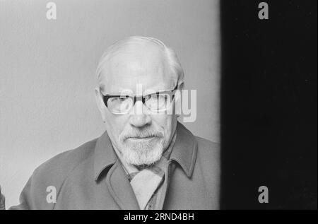 Attuale 1-7-1973 : Gesu', sono io? Non assomiglio affatto alla foto del passaporto, mi somiglia a Johan Scharffenberg, dice il nostro grande attore Claes Gill. Ma per il resto, bisogna anche ammettere che la foto del passaporto non è affatto diversa dall'originale, ma poi sono passati anche alcuni anni da quando è stata scattata. Abbiamo esaminato alcune persone ben note e alcune sconosciute nelle carte, vale a dire, abbiamo esaminato le patenti di guida, abbiamo cercato altri documenti di identificazione per scoprire se le persone assomigliano a se stesse. La condivisione non è sempre così. Le foto ufficiali raramente hanno una sorprendente somiglianza con il proprietario, e così via Foto Stock