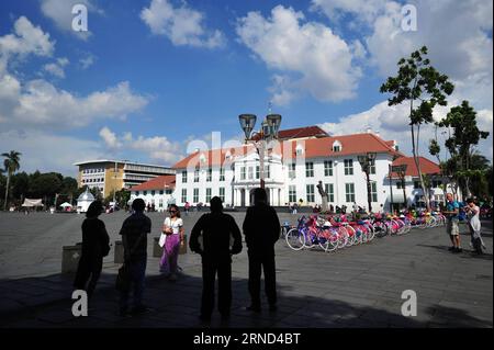 (160502) -- GIACARTA, 2 maggio 2016 -- i turisti camminano nella città vecchia di Giacarta, Indonesia, 2 maggio 2016. Gli arrivi turistici stranieri indonesiani hanno visto un aumento del 8,96 per cento a marzo da un anno prima, dopo aver aumentato il 3,31 per cento nel mese precedente, l'ufficio di statistica ha detto lunedì. ) INDONESIA-GIACARTA-STATISTICHE TURISTICHE STRANIERE Zulkarnain PUBLICATIONxNOTxINxCHN 160502 Giacarta 2 maggio 2016 i turisti camminano NELLA città vecchia di Giacarta Indonesia 2 maggio 2016 Gli arrivi turistici stranieri indonesiani HANNO VISTO un aumento dell'8 96 per cento a marzo rispetto a un anno prima dopo per lo più il 3 31 per cento nel pre Foto Stock