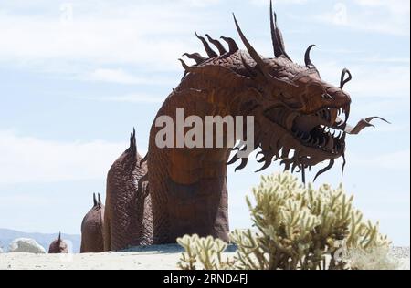 (160502) -- LOS ANGELES, 2 maggio 2016 -- Un gigantesco serpente saldato in acciaio si vede nel deserto di Borrego Springs, Los Angeles, negli Stati Uniti il 2 maggio 2016. Dennis Avery, un filantropo di Borrego Springs, immaginò l'idea di aggiungere Sky Art alla sua proprietà con originali sculture saldate in acciaio create dall'artista Ricardo Breceda con sede a Perris, in California. Oltre a un fantastico serpente lungo 350 metri, i visitatori possono vedere oltre 130 sculture in metallo installate nel deserto di Borrego Springs. U.S.-LOS ANGELES-BORREGO SPRINGS-SKY ART-SCULPTURE YangxLei PUBLICATIONxNOTxINxCHN 160502 Los Ange Foto Stock