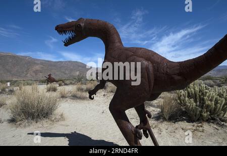 (160502) -- LOS ANGELES, 2 maggio 2016 -- Un dinosauro saldato in acciaio è stato visto nel deserto di Borrego Springs, Los Angeles, negli Stati Uniti il 2 maggio 2016. Dennis Avery, un filantropo di Borrego Springs, immaginò l'idea di aggiungere Sky Art alla sua proprietà con originali sculture saldate in acciaio create dall'artista Ricardo Breceda con sede a Perris, in California. Oltre a un fantastico serpente lungo 350 metri, i visitatori possono vedere oltre 130 sculture in metallo installate nel deserto di Borrego Springs. U.S.-LOS ANGELES-BORREGO SPRINGS-SKY ART-SCULPTURE YangxLei PUBLICATIONxNOTxINxCHN 160502 Los Angeles M. Foto Stock